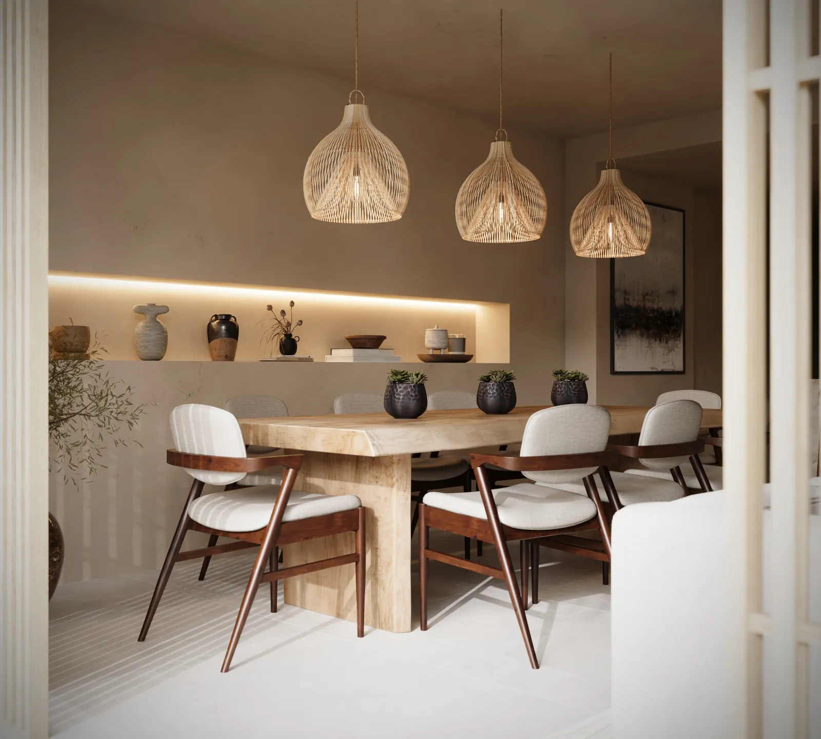 Comedor moderno con mesa de madera, sillas blancas con patas de madera oscura, tres lámparas colgantes tejidas y estantería iluminada con decoración.